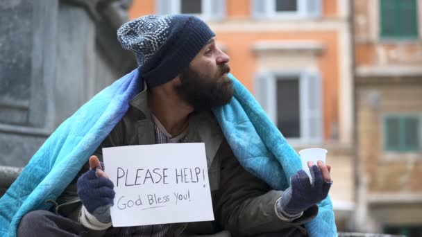 Retrato de triste sin hogar sentado en las escaleras, pidiendo caridad — Vídeos de Stock