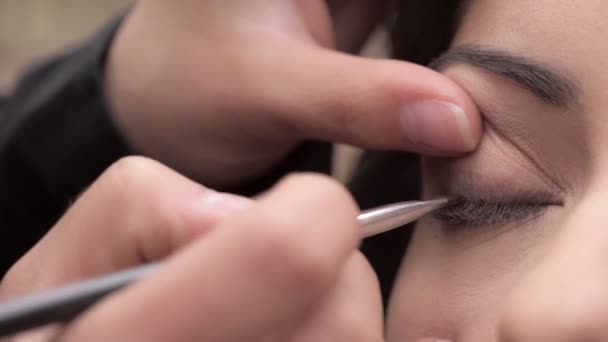 Colocando a sombra dos olhos nas pálpebras de perto — Vídeo de Stock