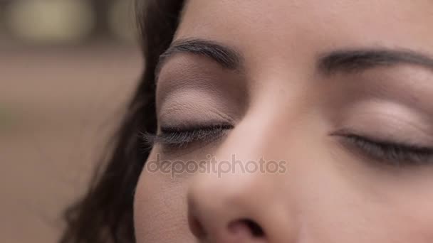 Make up artist put eyesshadow with brush on model 's face — стоковое видео