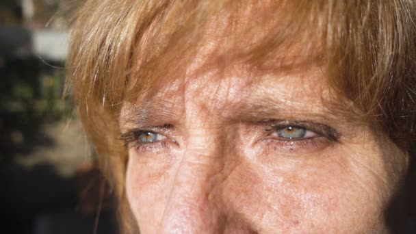 Primer plano en rubia Los ojos azules de la mujer madura — Vídeos de Stock