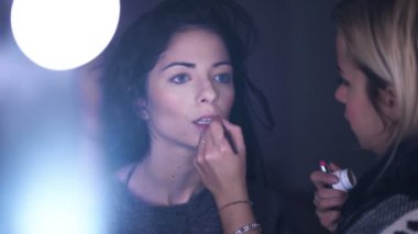 sanatçının eli uygulanıyor göz farı güzel bir kadın gözlerini için yapmak.