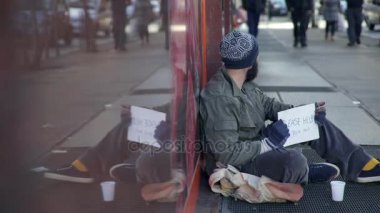 Sadaka isteyen sokaktaki dilenci portresi 