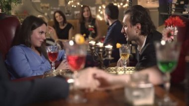 Genç çift portre kadeh çok kalabalık bir barda yapar.