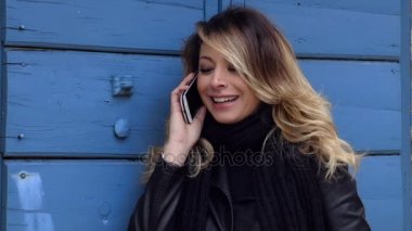 Zarif sarışın kadın telefon gülümseyen söz