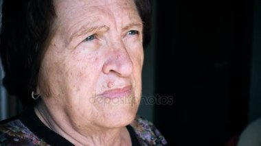 düşünceli yaşlı kadın bir şey mi arıyorsunuz