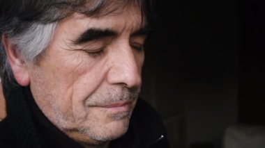 Dalgın, yakışıklı olgun adam kamera arıyorum. Düşünceli erkek portre