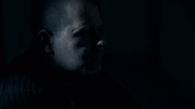 Karanlık, gizemli bir adam döner ve bir tehdit ile kameraya benziyor