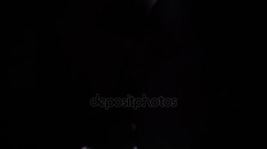 Tatlı ve seksi erkekler siluetleri arasında öpücük