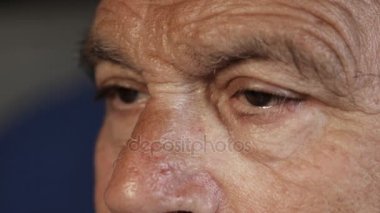 Dalgın ve hüzünlü adamın gözlerini. Yaşlı adamın gözünü kapat