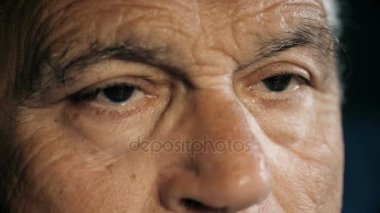 Dalgın ve hüzünlü adamın gözlerini. Yaşlı adamın gözünü kapat