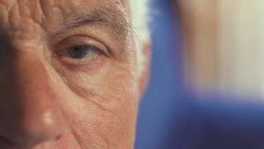  üzgün ve düşünceli yaşlı adam yarım yüz, kapalı