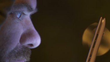 Cep telefonu-makro seyir kukuletalı adam profili