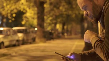Smartphone ıssız bir sokakta yazarak sakallı kel adam profili 