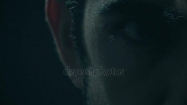 Karanlıkta 30 yaşındaki latin birinin kızgın bakışları