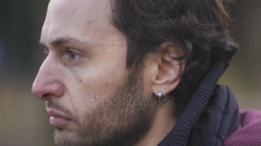 Kameranın açık yakından üzgün ve depresyonda adam bakar