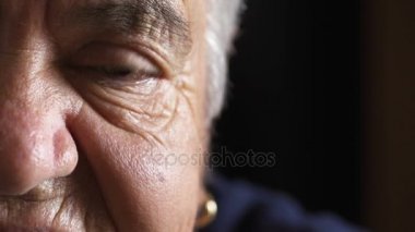 Üzgün, düşünceli yaşlı kadın, yarım yüz yüze yakın çekim