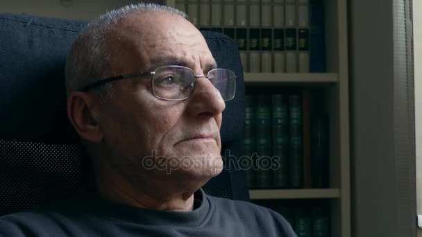 Ηλικιωμένοι λυπημένος και καταθλιπτικός άνδρας με γυαλιά, πορτρέτο — Αρχείο Βίντεο