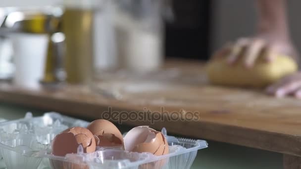 Женщина вручную испекла тесто на деревянной доске — стоковое видео
