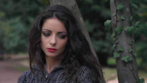 Депрессия и грусть Молодая красивая женщина в парке — стоковое видео