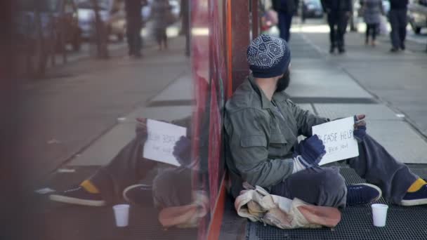 Ritratto di mendicante per strada che chiede carità — Video Stock