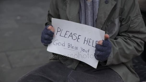 Detailní záběr na bezdomovce rukou při příjmu potravin a horké kávy — Stock video