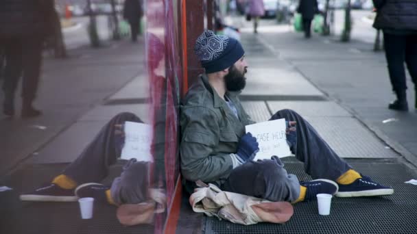 Obdachloser auf der Straße erhält Wohltätigkeit von Fußgängerin — Stockvideo