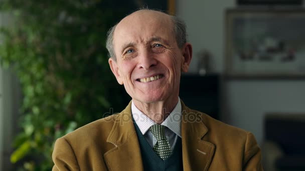 Düşünceli yaşlı kamera-evde gülümseyen adam portresi — Stok video