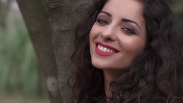 Sexy a krásná bruneta úsměv na kameru — Stock video