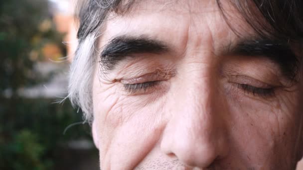 Doordachte volwassen man opent zijn ogen, slow-motion — Stockvideo