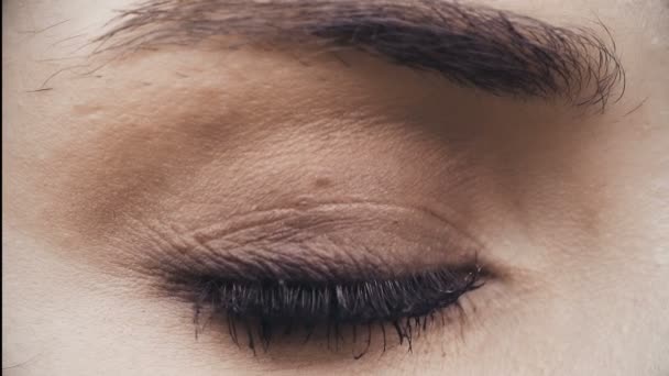Beautiful green eye of woman opens- macro — Stock Video