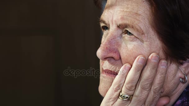 Una anciana pensativa y triste. Retrato de mujer reflexiva — Vídeos de Stock