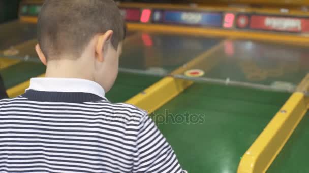 Criança joga bolas com um parque de diversões — Vídeo de Stock