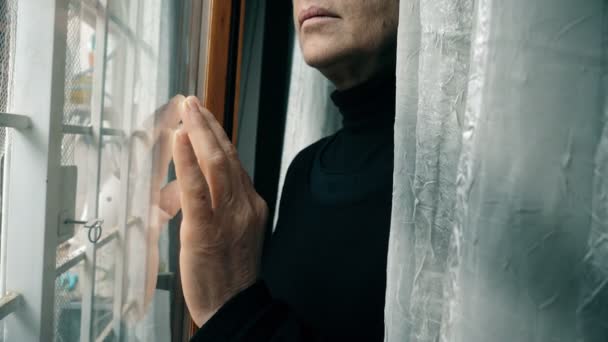 Zamknąć na rękę Starsza kobieta nachylając się przeciwko okna — Wideo stockowe