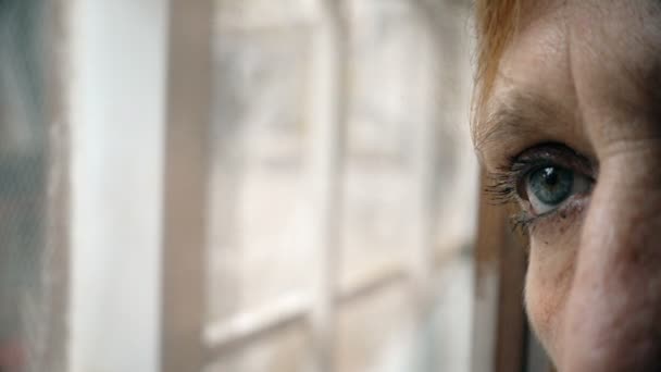 Smutné, zralá žena naklání hlavu k oknu — Stock video
