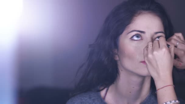 Maskérka nadřazuje krásný model oči černou tužkou portrét — Stock video