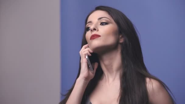 美しく、自信を持って女性は、スマート フォンでの通話 — ストック動画