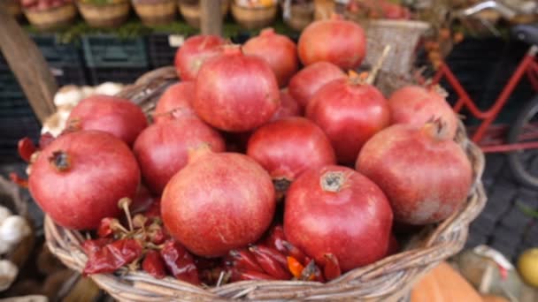 Nahaufnahme von frischen roten Granatäpfeln auf dem Markt — Stockvideo