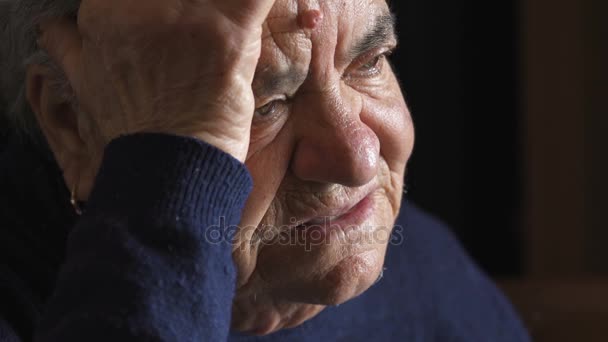 Mujer mayor triste y deprimida. Retrato de anciana triste y sola — Vídeo de stock