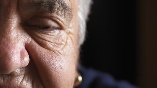 Cara de mulher idosa triste e atenciosa, meia cara de perto — Vídeo de Stock
