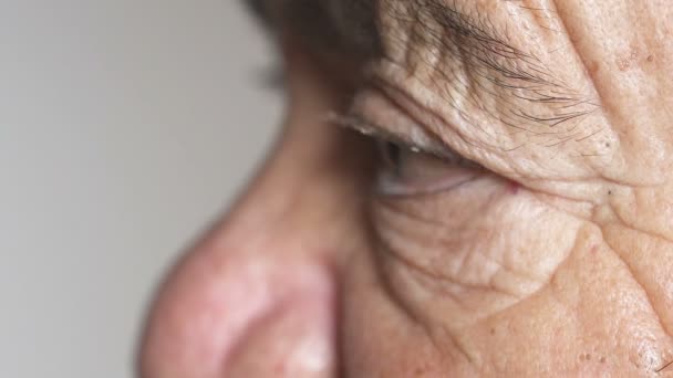 Close-up em olhos enrugados de mulher idosa, perfil — Vídeo de Stock