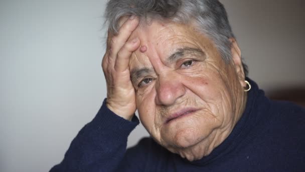 Retrato de triste y desesperada anciana llorando — Vídeo de stock