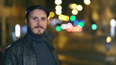 Kamera, şehir gece gülümseyen güzel adama yakın çekim