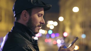 Belgili tanımlık smartphone üzerinde bir mesaj yazarken gülümseyen sevimli man profili