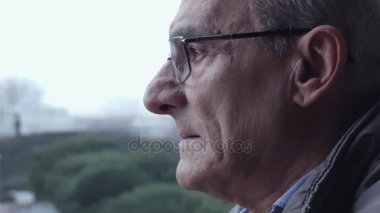 Üzgün ve düşünceli yaşlı adam, açık