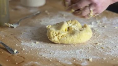 üzerinde yakın kadının el hamur yoğurmak