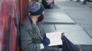 Sokakta oturan evsiz yayalar gözlemler