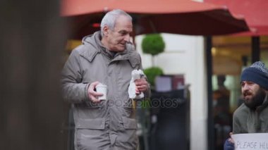 Aç yalnız evsiz yaşlı bir adamdan Kahvaltı alır