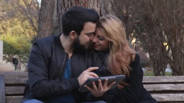 Güzel çift tezgah, izlerken Tablet ve öpüşme