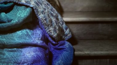 Terk edilmiş bir binada merdivenlerde evsiz biri uyur