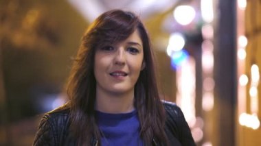 Kamera için yürüyüş ve gülümseyen, açık genç kadın